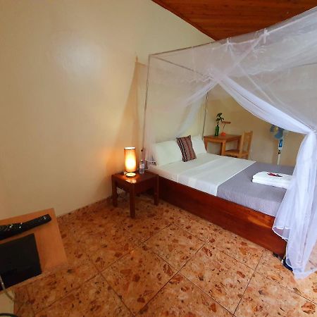 Annas Bed And Breakfast Ентебе Екстериор снимка