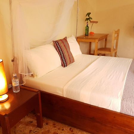 Annas Bed And Breakfast Ентебе Екстериор снимка
