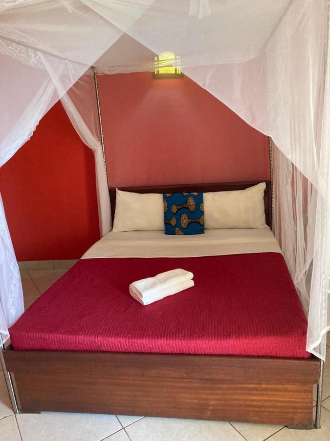 Annas Bed And Breakfast Ентебе Екстериор снимка