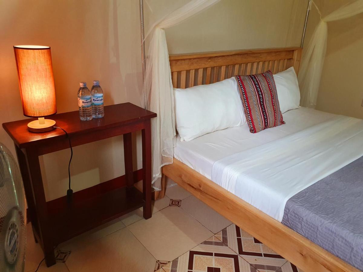 Annas Bed And Breakfast Ентебе Екстериор снимка