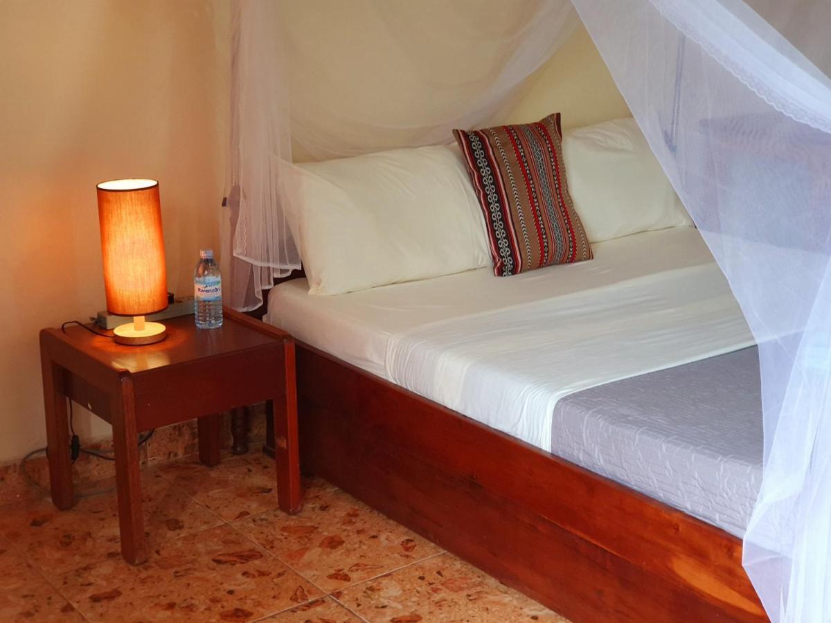 Annas Bed And Breakfast Ентебе Екстериор снимка