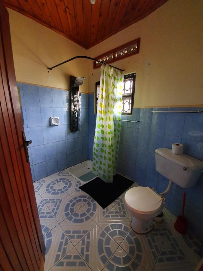 Annas Bed And Breakfast Ентебе Екстериор снимка