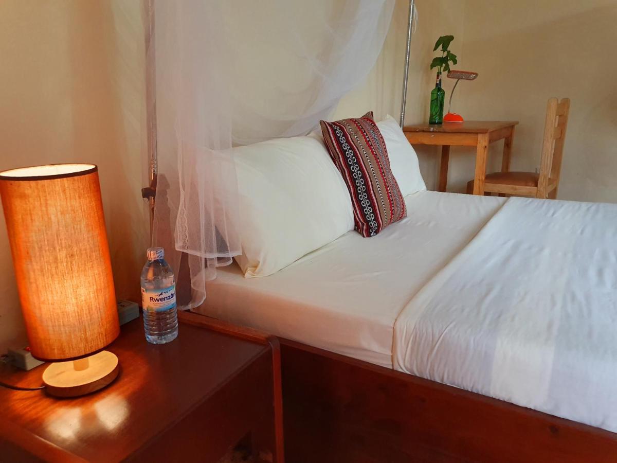 Annas Bed And Breakfast Ентебе Екстериор снимка