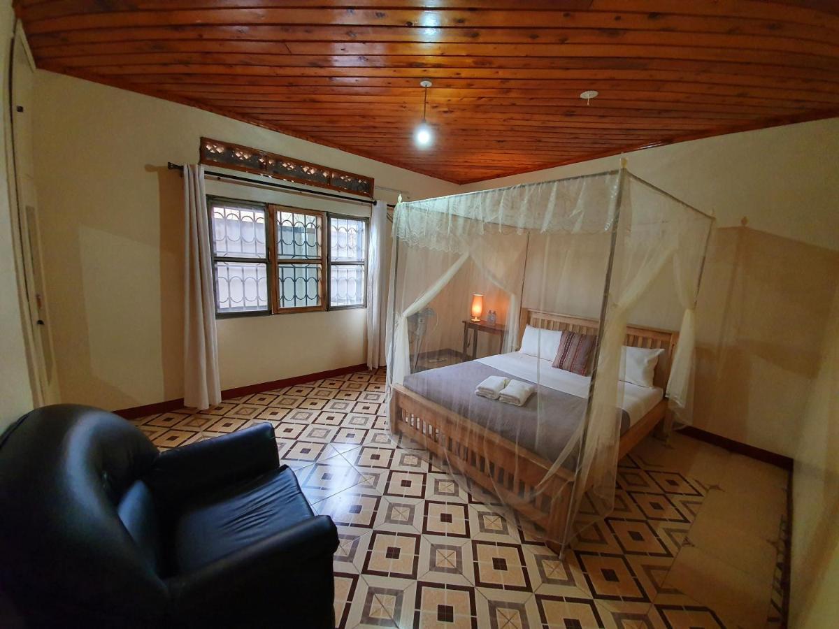 Annas Bed And Breakfast Ентебе Екстериор снимка