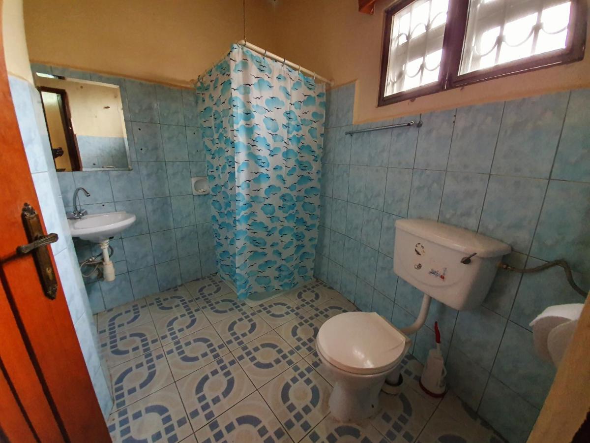 Annas Bed And Breakfast Ентебе Екстериор снимка