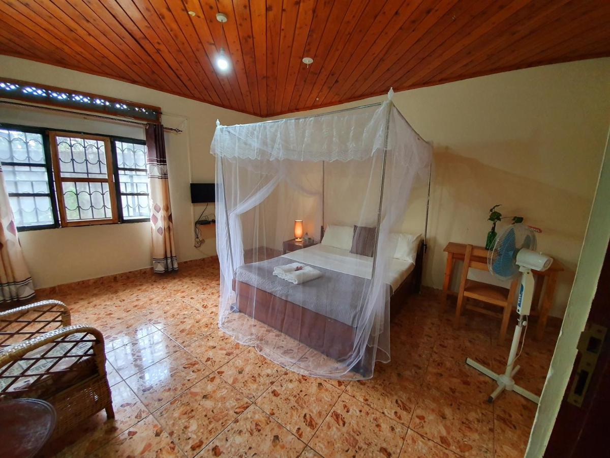 Annas Bed And Breakfast Ентебе Екстериор снимка