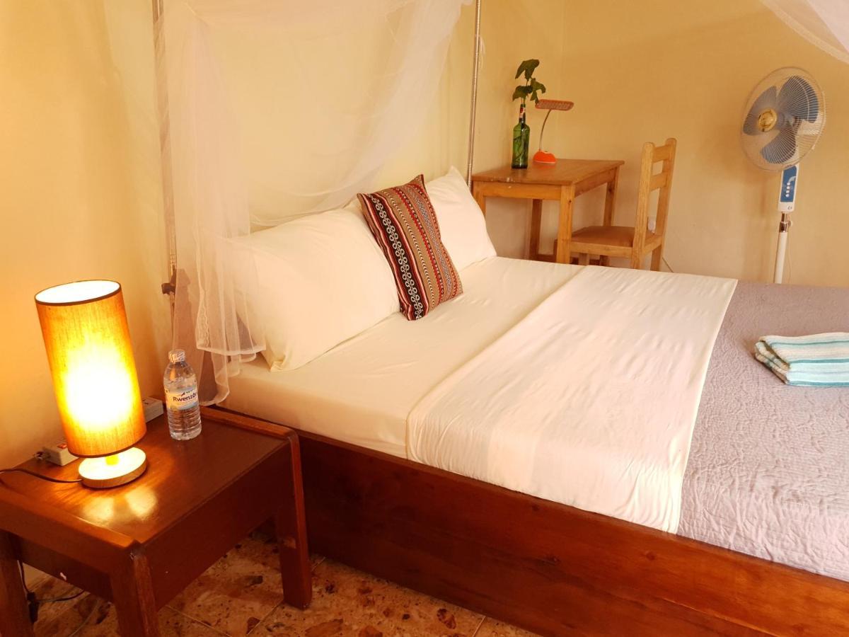 Annas Bed And Breakfast Ентебе Екстериор снимка